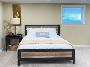 4 bedrooms, iron/ironing board, free WiFi, bed sheets - Charming Lakefront Vacation Rental (New Baltimore)