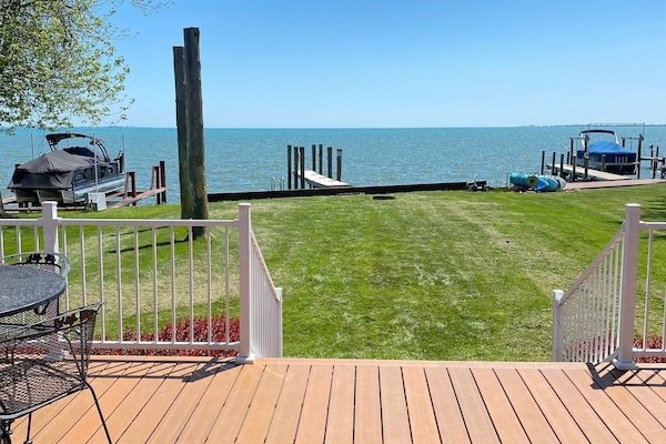 Back deck and lakefront yard