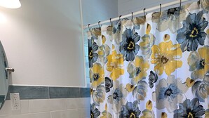 Combined shower/bathtub, hair dryer, towels, soap - Charming Florida home close to Siesta Key, St. Armands, and Downtown Sarasota!! (Sarasota)