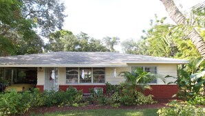 Exterior - Charming Florida home close to Siesta Key, St. Armands, and Downtown Sarasota!! (Sarasota)