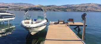 Lakefront Cottage on South Shore with private dock + boat lift + buoy. 