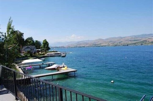 Lakefront Cottage on South Shore with private dock + boat lift + buoy. 