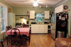 Refrigerador, microondas, horno, placa de cocina