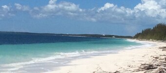 PRIVATE LUXURY, Beachfront Home, Hot Tub, Kayaks, Paddle Board, Cabana