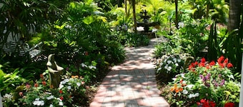 "Your Own Private Resort" at 9 Oaks!