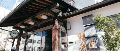 Fachada de la propiedad