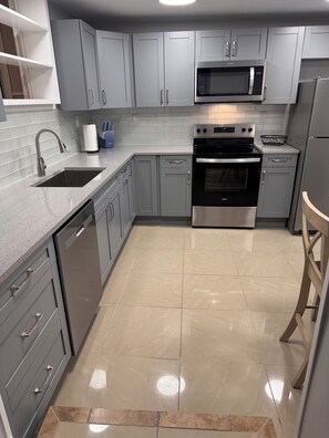 冷蔵庫、電子レンジ、オーブン、コンロ