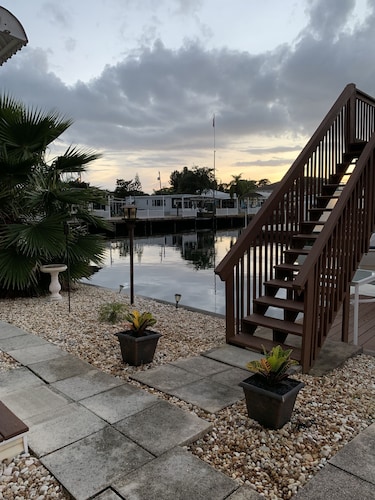 Beautiful & Meticulously Clean Waterfront Bungalow, with Pool!
