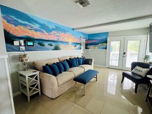 Smart TV, DVD player, books - Beautiful & Meticulously Clean ~ Waterfront Bungalow ~ Pool! (Hudson)