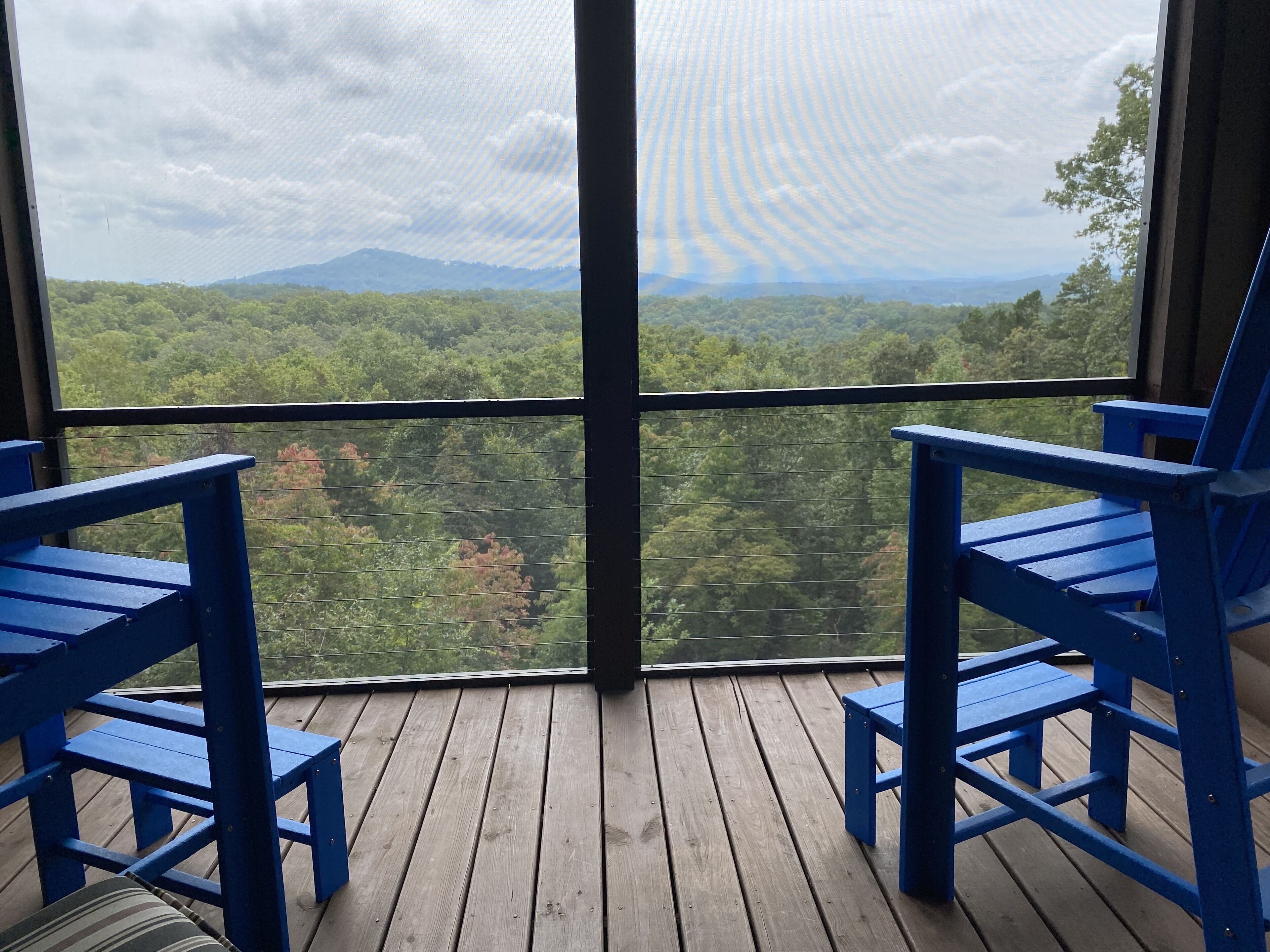 Long range mountain views with privacy and wildlife. Deer visit daily- feed them