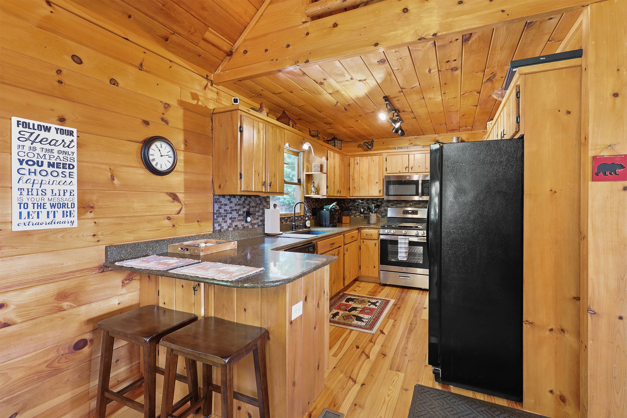 Long range mountain views with privacy and wildlife. Deer visit daily- feed them