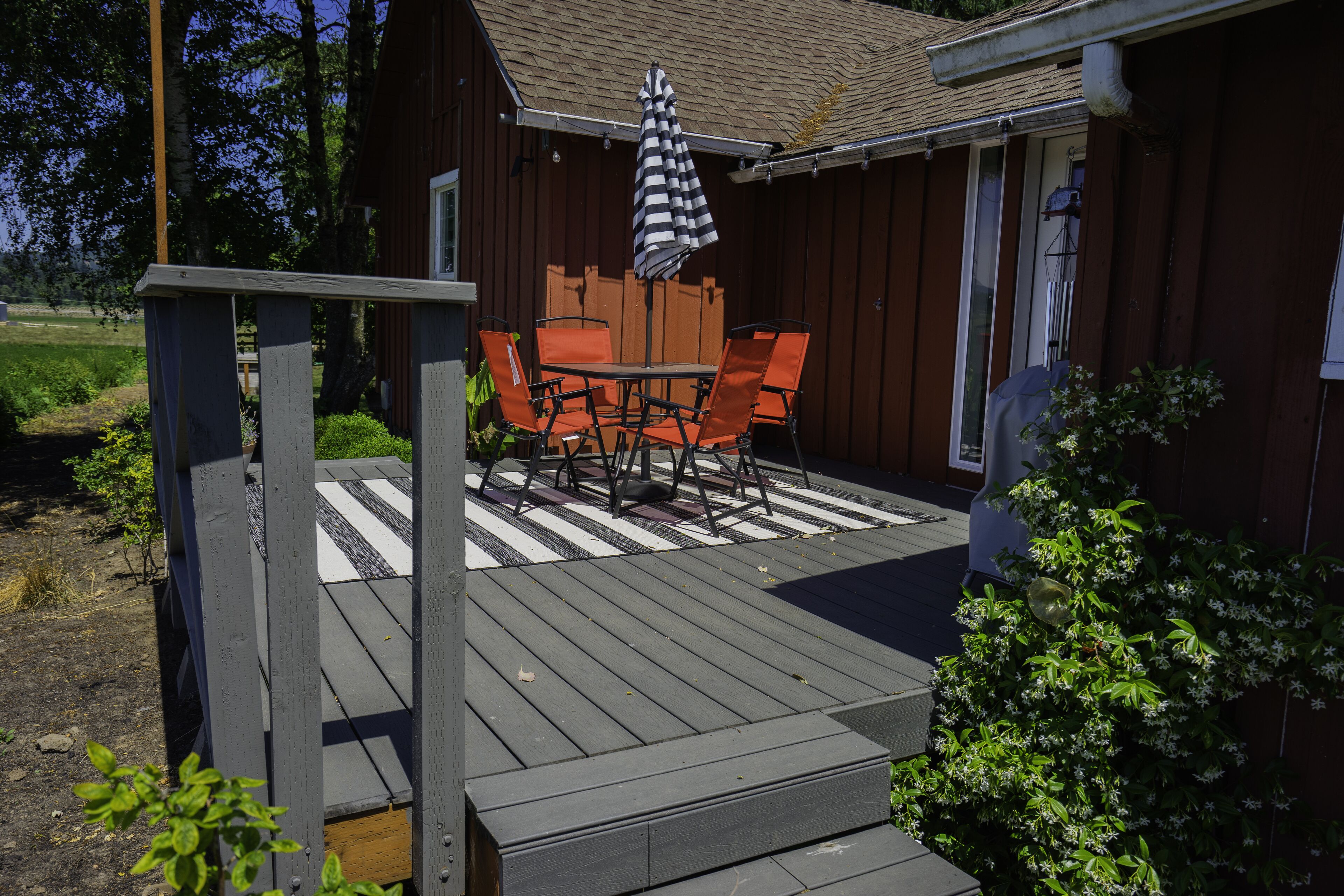 Full Deck to relax and enjoy the farm view with guaranteed spectacular sunsets.