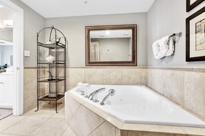 Combined shower/tub, jetted tub, hair dryer, towels - Admirals Quarters 4BR..4BA, 2120sf, STUNNING VIEWS OWNER MAMAGED (Orange Beach)