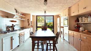 Frigorifero, forno, piano cottura, lavastoviglie
