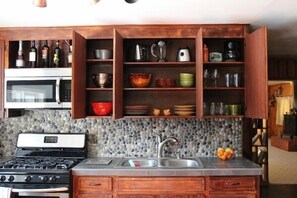 Kjøleskap, mikrobølgeovn, ovn og kokeplater