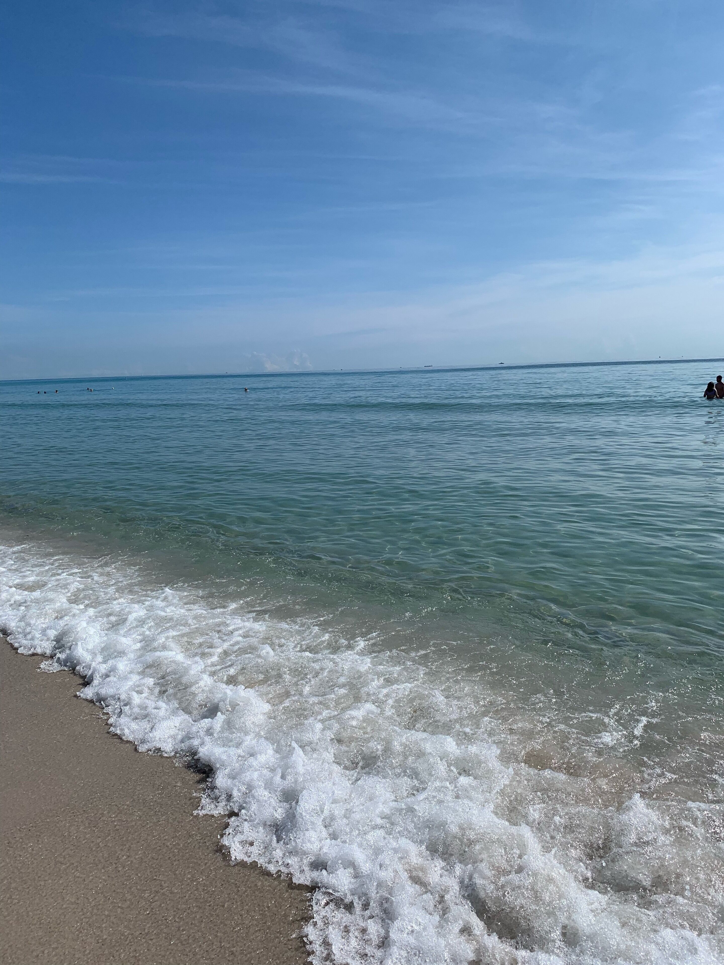 The Beach Is Yours. Studio in front of the beach. Un estudio frente al mar. 