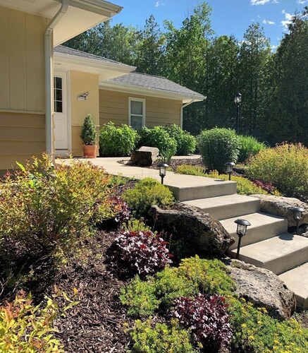 Peaceful, Cozy, Clean, Fun Mid-Century Stay! Backyard Oasis Waterfall, Fireplace