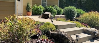Peaceful, Cozy, Clean, Fun Mid-Century Stay! Backyard Oasis Waterfall, Fireplace