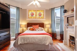 5 Schlafzimmer, Zimmersafe, Schreibtisch, Bügeleisen/Bügelbrett
