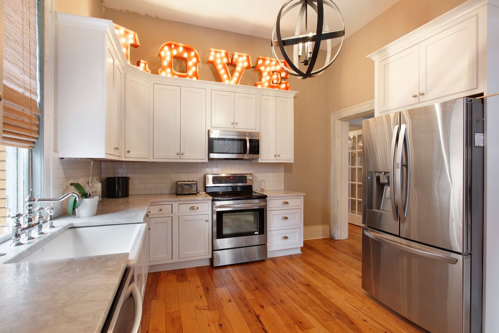 Køleskab, mikrobølgeovn, ovn, kogeplade