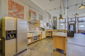 Fridge, microwave, oven, stovetop - 3 BR Townhouse in Downtown Entertainment District (Memphis)