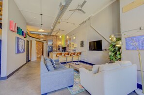 Smart TV, video games, DVD player, table tennis - 3 BR Townhouse in Downtown Entertainment District (Memphis)