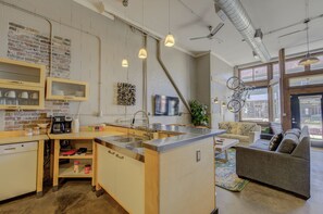 Interior - 3 BR Townhouse in Downtown Entertainment District (Memphis)