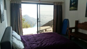 5 bedrooms, desk, free WiFi, bed sheets