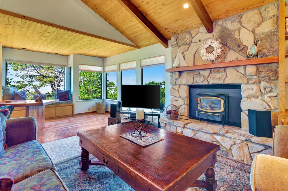 Panoramic ocean view retreat in Cambria