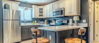 Piccolo Cottage -  Great Location - Walking distance to Douglas Beach!