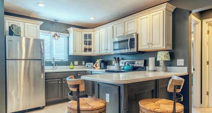 Piccolo Cottage - Great Location - Walking distance to Douglas Beach!