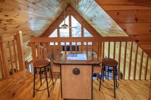 Interior - Honeymoon, private settings, 10 min from main street, family fun, fishing pond (Sevierville)