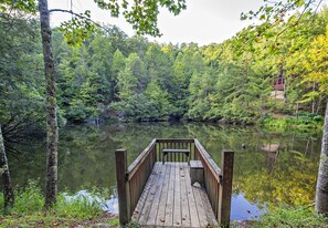 Property grounds - Honeymoon, private settings, 10 min from main street, family fun, fishing pond (Sevierville)