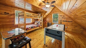 1 bedroom, memory foam beds, iron/ironing board, WiFi - Honeymoon, private settings, 10 min from main street, family fun, fishing pond (Sevierville)