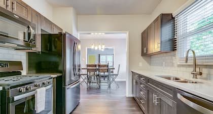 Bungalow grande remodelado a solo cuadras de ND y Eddy Street