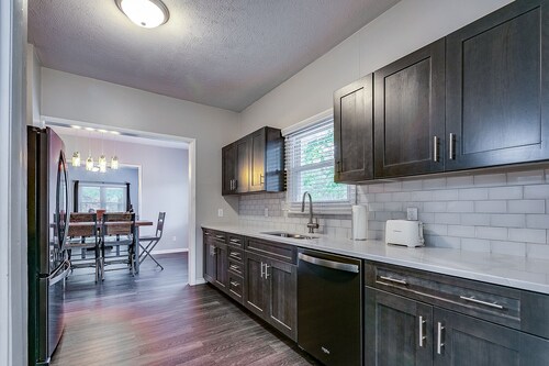 Uusittu iso bungalow vain lohkojen päässä ND ja Eddy Street