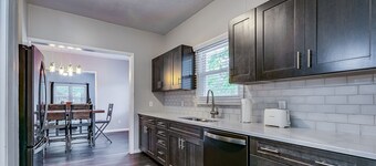 Umgestalteter großer Bungalow nur wenige Blocks von der ND und der Eddy Street entfernt