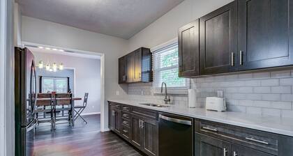 Uusittu iso bungalow vain lohkojen päässä ND ja Eddy Street