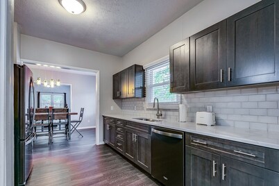 Walk to ND and Eddy Street, ProCleaned ** Comfy **  Updated
