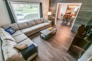 Smart TV - Walk to ND and Eddy Street, ProCleaned ** Comfy **  Updated (South Bend)