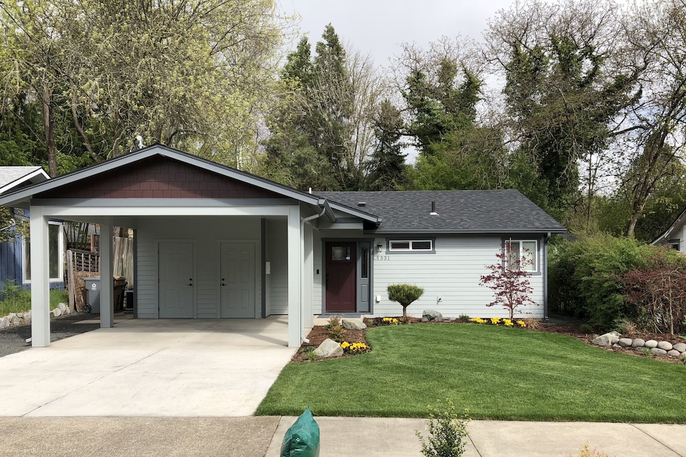 Clean & Cozy Cottage in Grants Pass, OR