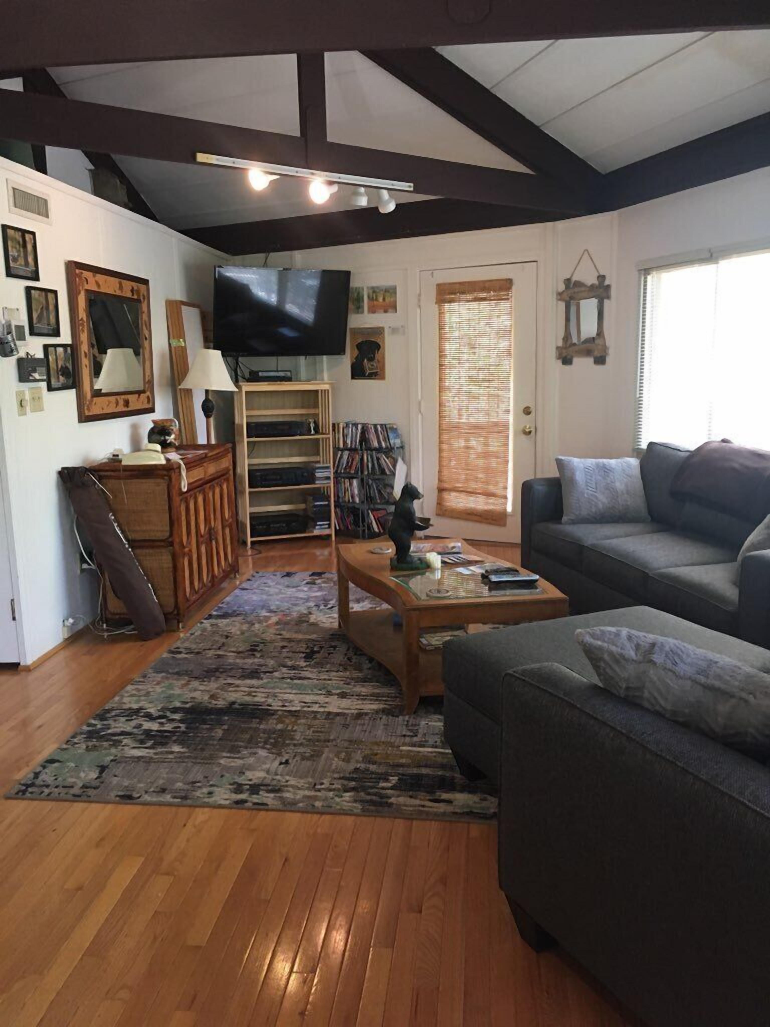 Paradise Cove - beautiful cozy cottage in the woods