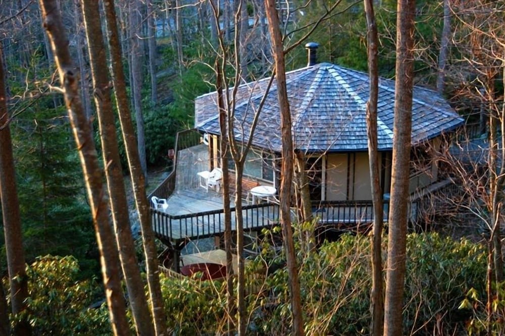 Paradise Cove - beautiful cozy cottage in the woods