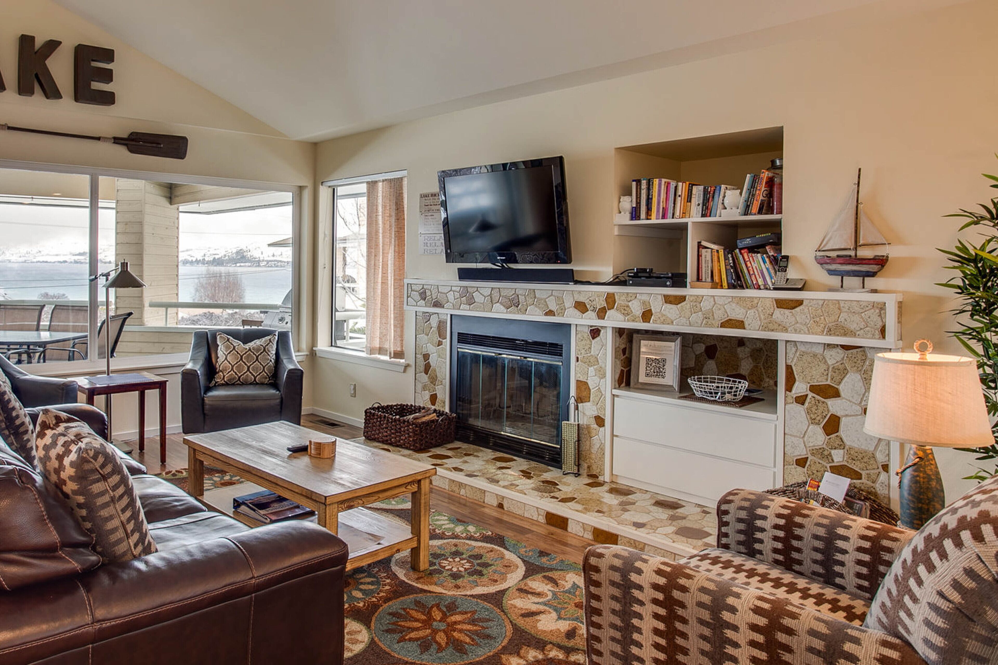 Spacious condo with pools, hot tub, & sandy beach access