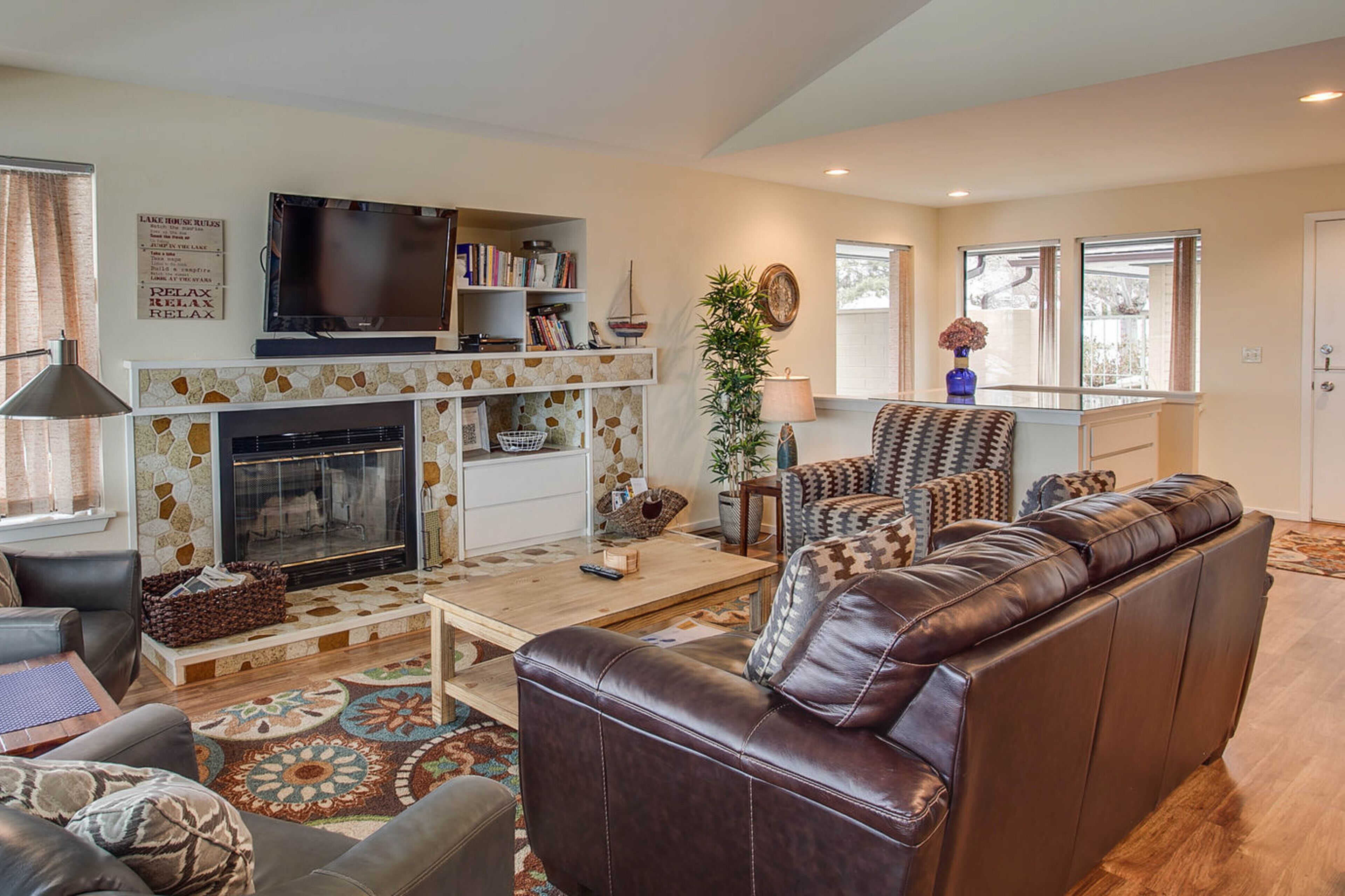 Spacious condo with pools, hot tub, & sandy beach access