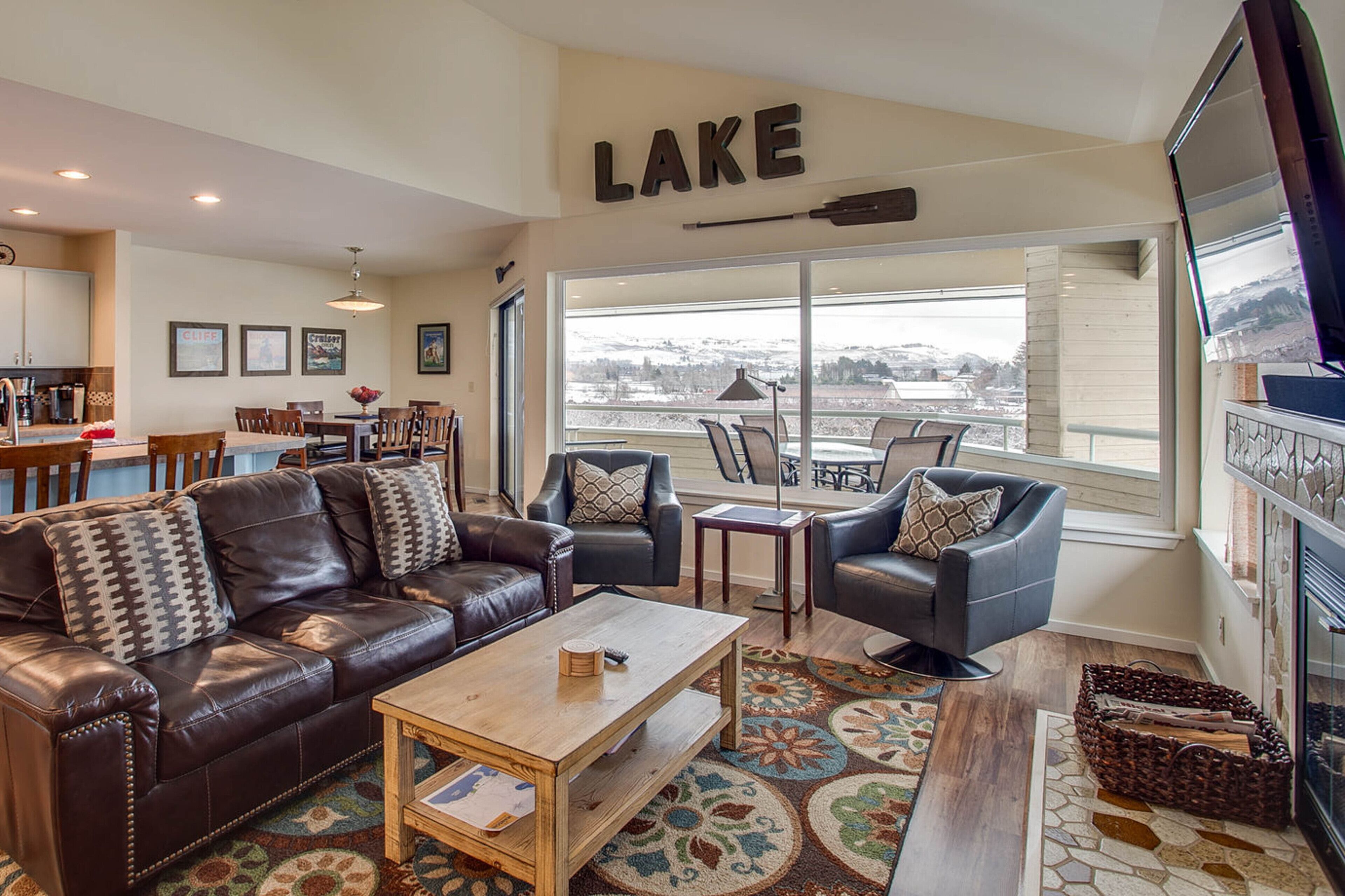 Spacious condo with pools, hot tub, & sandy beach access