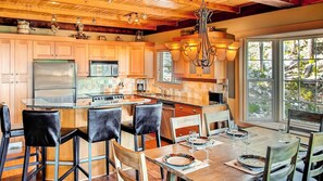 Fridge, microwave, oven, stovetop - Northern Lights at Big White (Beaverdell)