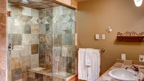 Combined shower/tub, hair dryer, towels - Northern Lights at Big White (Beaverdell)