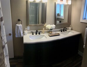 Hair dryer, towels, toilet paper - Cozy, 3 bedroom home- ideal for couples or families (Forks)