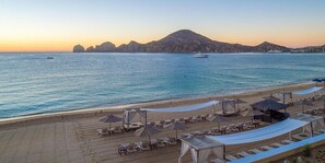 Plage, chaises longues, serviettes de plage